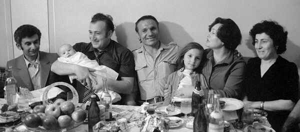 Шаварш Владимирович Карапетян (второй слева), спасший из свалившегося в результате аварии в Ереванское озеро троллейбуса 20 человек, с новорожденным сыном хозяев дома Гусевых на руках Шаварш Владимирович Карапетян (второй слева), спасший из свалившегося в результате аварии в Ереванское озеро троллейбуса 20 человек, с новорожденным сыном хозяев дома Гусевых на руках - Sputnik Արմենիա