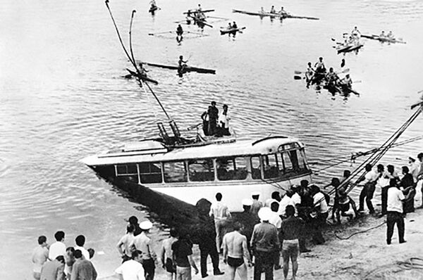 Шаварш Карапетян упорно нырял на дно Ереванского озера и вытаскивал пассажиров упавшего в Ереванское озеро троллейбуса Шаварш Карапетян упорно нырял на дно Ереванского озера и вытаскивал пассажиров упавшего в Ереванское озеро троллейбуса - Sputnik Армения