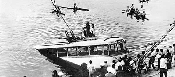 Шаварш Карапетян упорно нырял на дно Ереванского озера и вытаскивал пассажиров упавшего в Ереванское озеро троллейбуса Шаварш Карапетян упорно нырял на дно Ереванского озера и вытаскивал пассажиров упавшего в Ереванское озеро троллейбуса - Sputnik Արմենիա