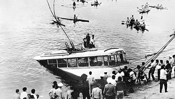 Шаварш Карапетян упорно нырял на дно Ереванского озера и вытаскивал пассажиров упавшего в Ереванское озеро троллейбуса - Sputnik Армения