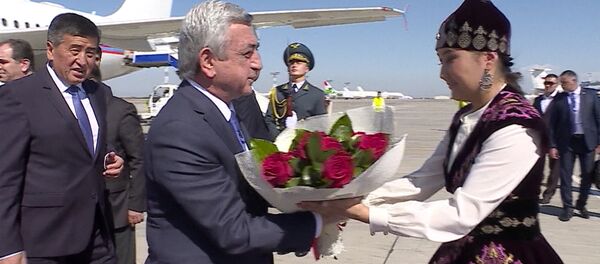 Президент Армении понюхал подаренные розы — кадры из аэропорта Манас - Sputnik Армения