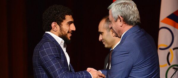 Президент Армении Серж Саргсян вручает награду Миграну Арутюняну Президент Армении Серж Саргсян вручает награду Миграну Арутюняну - Sputnik Արմենիա