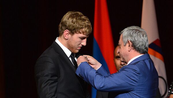 Серж Саргсян награждает Олимпийского чемпиона Артура Алексаняна - Sputnik Армения