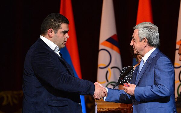 Президент Армении Серж Саргсян награждает олимпийского вице-чемпиона Гора Минасяна - Sputnik Армения