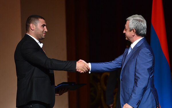 Президент Армении Серж Саргсян награждает олимпийского вице-чемпиона Симона Мартиросяна - Sputnik Армения