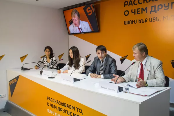 Пресс-конференция, посвященная открытию Первого Евразийского Гражданского Форума Молодежь за общее будущее. Ваган Егиазарян, Дмитрий Кармазин и Оспан Фариза - Sputnik Армения