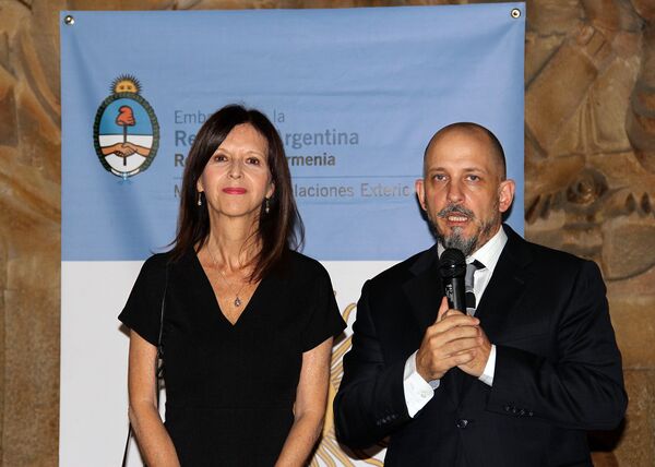 Дни аргентинского кино в Армении. Посол и консул Аргентины в Армении Гонсало Уриолабеитиа и Адриана Тротта Дни аргентинского кино в Армении. Посол и консул Аргентины в Армении Гонсало Уриолабеитиа и Адриана Тротта - Sputnik Արմենիա