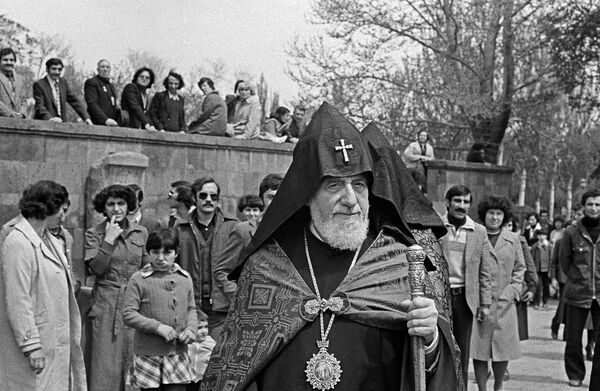 Кулончики против беды, или В чем призналась мать Тереза Католикосу Всех армян Вазгену - Sputnik Армения