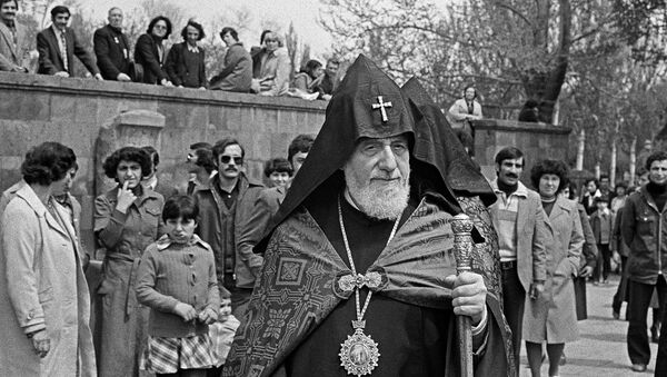 Патриарх и Католикос всех армян Вазген I (первый) (1908-1994) во время торжественного выхода из резиденции Эчмиадзин. - Sputnik Արմենիա