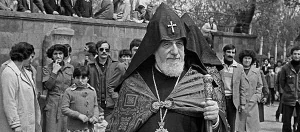 Патриарх и Католикос всех армян Вазген I (первый) (1908-1994) во время торжественного выхода из резиденции Эчмиадзин. - Sputnik Արմենիա