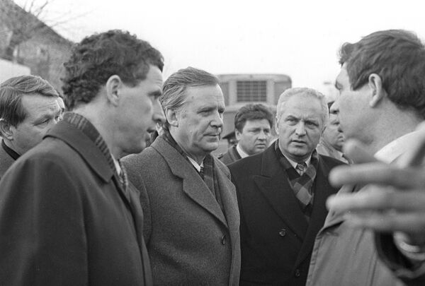 Николай Иванович Рыжков на месте землетрясения в Армении - Sputnik Армения