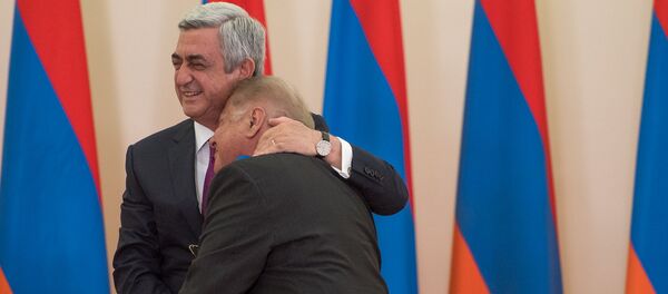 Церемония награждения по случаю 25-й годовщины Независимости Республики Армения в резиденции Президента. Серж Саргсян и Рубен Матевосян - Sputnik Արմենիա