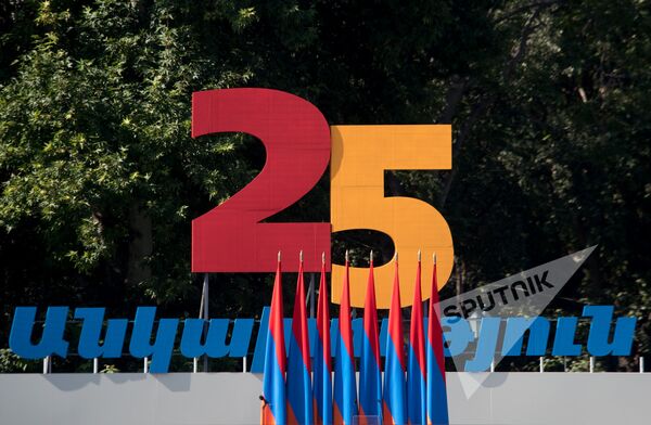 Հայաստանի Հանրապետության անկախության 25-րդ տարեդարձի առթիվ Երևանում շքեղ զորահանդես է անցկացվել - Sputnik Արմենիա