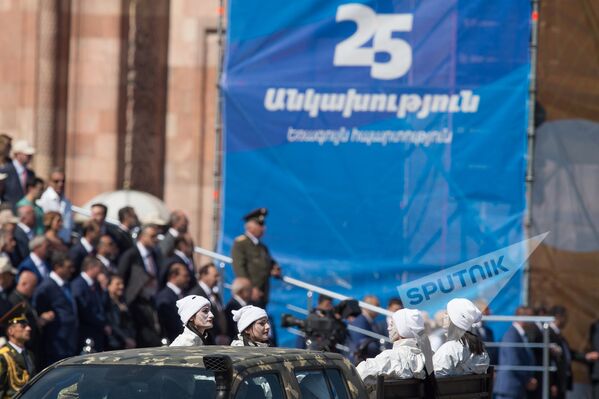 Հայաստանի Հանրապետության անկախության 25-րդ տարեդարձի առթիվ Երևանում շքեղ զորահանդես է անցկացվել - Sputnik Արմենիա