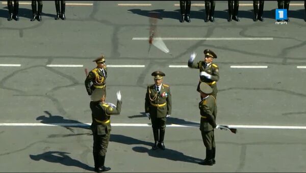 Показательные выступления солдат почетного караула, участвовавших в военном параде - Sputnik Армения