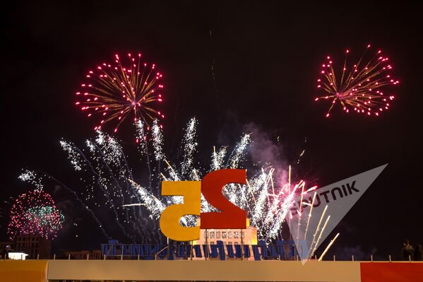 Праздничный салют в честь 25-летия Независимости Республики Армения - Sputnik Армения
