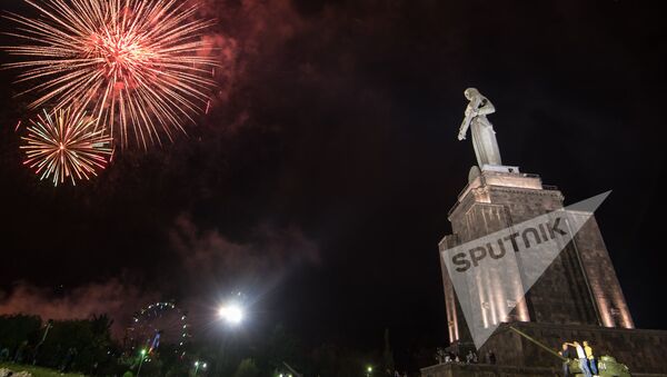 Праздничный салют в честь 25-летия Независимости Республики Армения - Sputnik Армения
