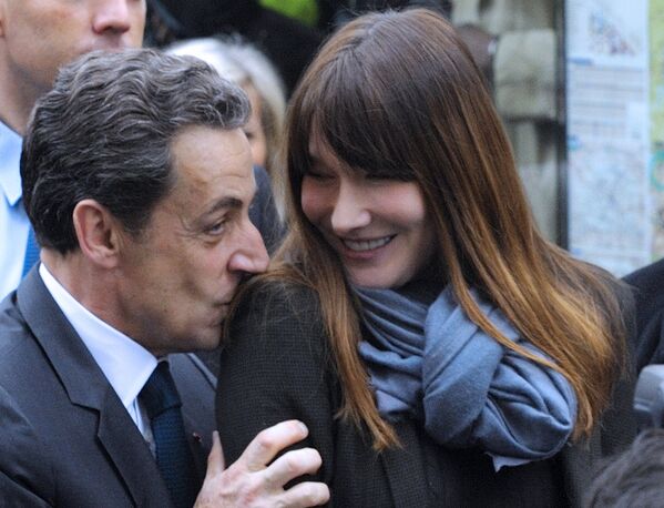 Экс-президент Франции Николя Саркози официально был женат трижды. В 1982 году он женился на корсиканке Мари-Доминик Кюльоли, у пары родилось двое сыновей. В 1984 году Саркози познакомился с Сесилией Мартен, ради которой он развелся с первой женой. В 1996 году Николя и Сесилия поженились, а в 1997-м у них родился сын Луи. В мае 2007 года, после второго тура голосования на выборах президента Франции, Николя Саркози одержал уверенную победу. В октябре 2007 года брак Саркози с Сесилией распался – и Франция лишилась первой леди. О том, что отношения Николя и Сесилии Саркози дали трещину, слухи ходили давно. А менее чем через четыре месяца после развода Саркози заключил брак с итальянской певицей и бывшей супермоделью Карлой Бруни. После того, как Николя Саркози проиграл последние президентские выборы, все делали ставки, как скоро его обожаемая супруга Карла Бруни подаст на развод. Но пара до сих пор вместе. - Sputnik Армения
