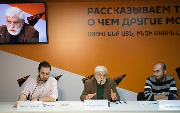 Пресс-коференция, приуроченная к открытию второго Международного фестиваля документальных фильмов «Абрикосовое дерево». Артур Вардикян, Гарегин Закоян и Ваан Хачатрян Пресс-коференция, приуроченная к открытию второго Международного фестиваля документальных фильмов «Абрикосовое дерево». Артур Вардикян, Гарегин Закоян и Ваан Хачатрян - Sputnik Армения