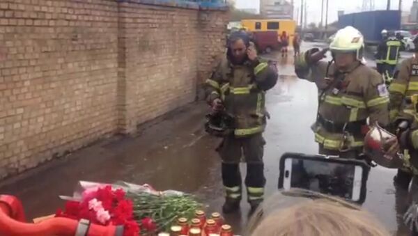 СПУТНИК_Спасатели возложили цветы к месту гибели коллег во время пожара в Москве - Sputnik Армения