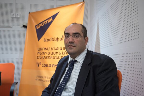 Грач Ростомян в гостях у радио Sputnik Армения Грач Ростомян в гостях у радио Sputnik Армения - Sputnik Армения