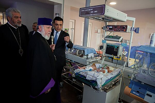 Католикос Гарегин II посетил родильные дома Католикос Гарегин II посетил родильные дома - Sputnik Արմենիա
