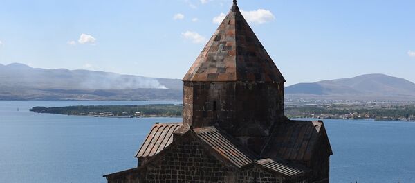 Настоятель монастыря Севанаванк рассказывает о двух исторических церквах, расположенных на полуострове - Sputnik Армения