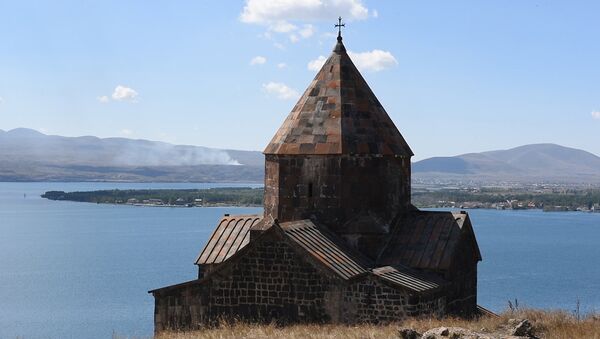 Настоятель монастыря Севанаванк рассказывает о двух исторических церквах, расположенных на полуострове - Sputnik Армения