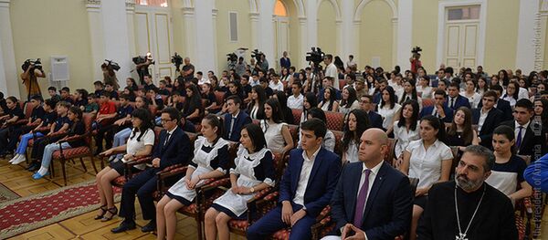 Прием в резиденции президента Армении для школьников-призеров международных олимпиад и конкурсов Прием в резиденции президента Армении для школьников-призеров международных олимпиад и конкурсов - Sputnik Армения