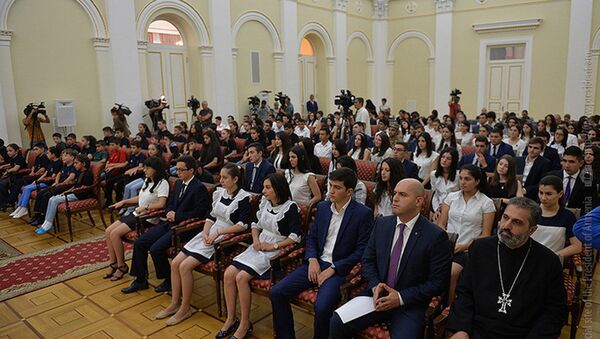 Прием в резиденции президента Армении для школьников-призеров международных олимпиад и конкурсов - Sputnik Армения