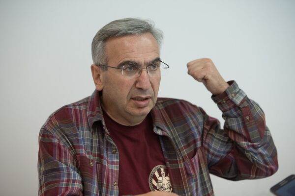 Военные в Армении будут учиться танцевать: Гиносян объясняет, зачем это армянскому солдату Военные в Армении будут учиться танцевать: Гиносян объясняет, зачем это армянскому солдату - Sputnik Армения