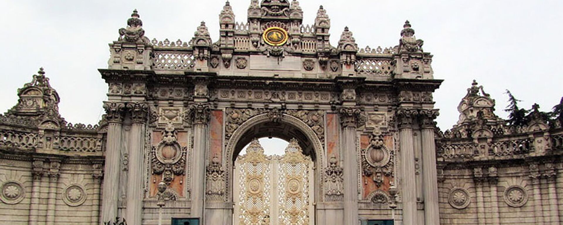 Главные ворота Стамбульского дворца Долмабахче были созданы армянским архитектором Карапетом Баляном - Sputnik Армения, 1920, 10.10.2020