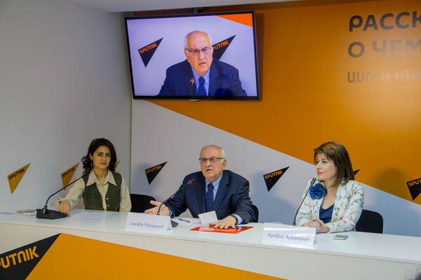 Пресс-конференция, посвященная неизвестной кантате Хачатуряна. Армик Григорян и Армине Григорян - Sputnik Армения