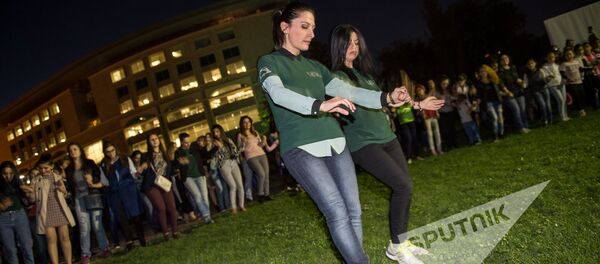 Открытый урок армянских национальных танцев в парке Тумо - Sputnik Армения