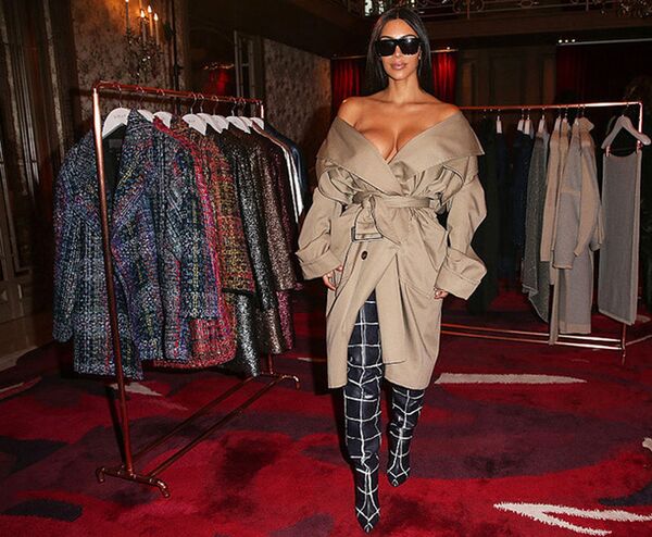 Ким Кардашьян на фэшн-презентации Сиран Манукян Ким Кардашьян на фэшн-презентации Сиран Манукян - Sputnik Армения