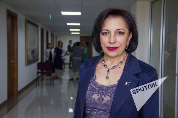 Заместитель директора по научной части библиотеки им. Аветика Исаакяна Рузанна Барсегян Заместитель директора по научной части библиотеки им. Аветика Исаакяна Рузанна Барсегян - Sputnik Армения