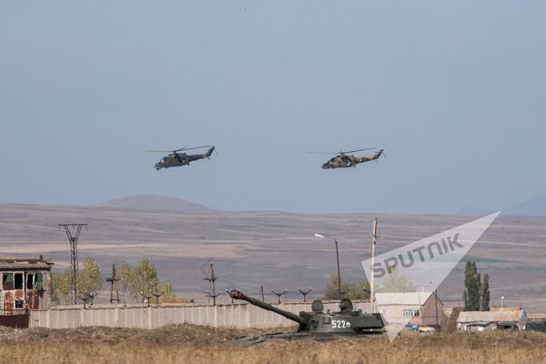 Вертолеты Ми-24 оказывают поддержку наземным силам - Sputnik Армения