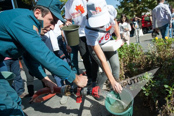 Волонтеры помыли памятники Еревана в рамках 2798-летия “Эребуни-Ереван” - Sputnik Армения