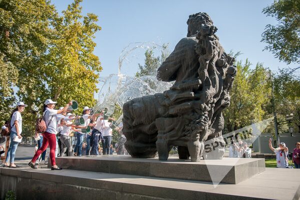 Волонтеры помыли памятники Еревана в рамках 2798-летия Эребуни-Ереван - Sputnik Армения
