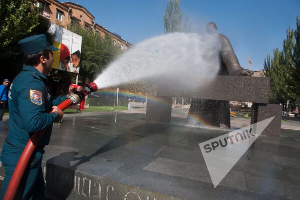 Волонтеры помыли памятники Еревана в рамках 2798-летия “Эребуни-Ереван” - Sputnik Армения