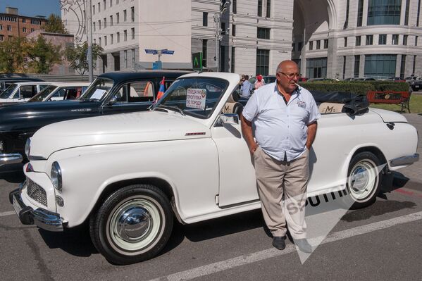 Эта машина сама по себе легенда, так как когда-то принадлежала Иосифу Сталину. Именно на ней Сталин встретил парад победы 1945 года. - Sputnik Армения