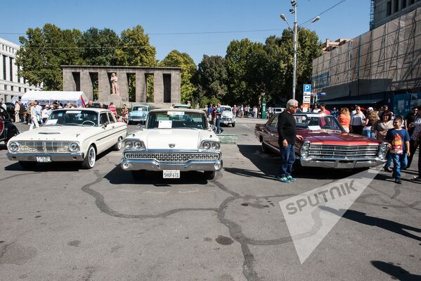 В Ереване открылся парад ретро машин, в рамках празднования дня города - Sputnik Армения