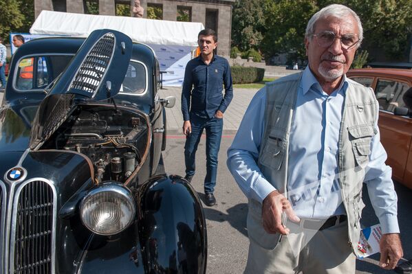 Машина произведена в 1937 году. Единственным минусом этой машины хозяин шутя, называет то, что она не готовит и не стирает. Однако он гордится тем, что это самое старое БМВ города. - Sputnik Армения