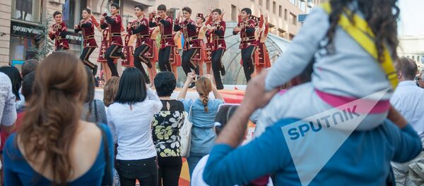 Прогулка по Еревану: встреча нового и старого в рамках 2798-летия “Эребуни-Ереван” Прогулка по Еревану: встреча нового и старого в рамках 2798-летия “Эребуни-Ереван” - Sputnik Армения