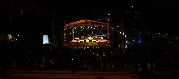 Ереванцы и гости столицы слушают джаз в 2798-й день рождения Еревана Ереванцы и гости столицы слушают джаз в 2798-й день рождения Еревана - Sputnik Армения