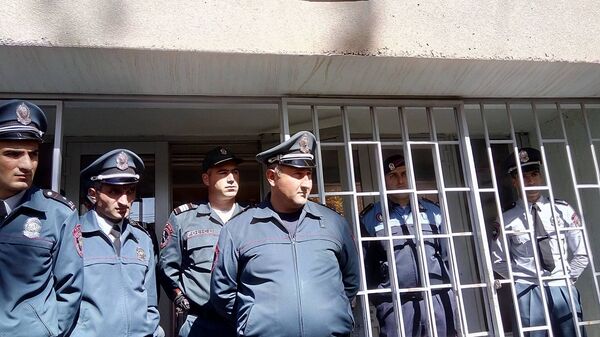 Гюмрийцы оспаривают результаты выборов Гюмрийцы оспаривают результаты выборов - Sputnik Արմենիա