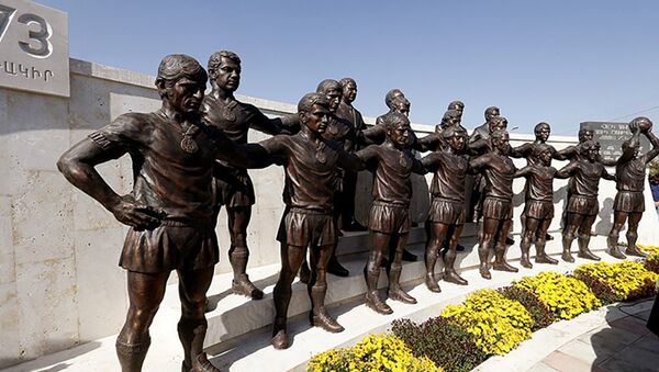 Памятник легендарной футбольной команде Арарат 73 - Sputnik Армения