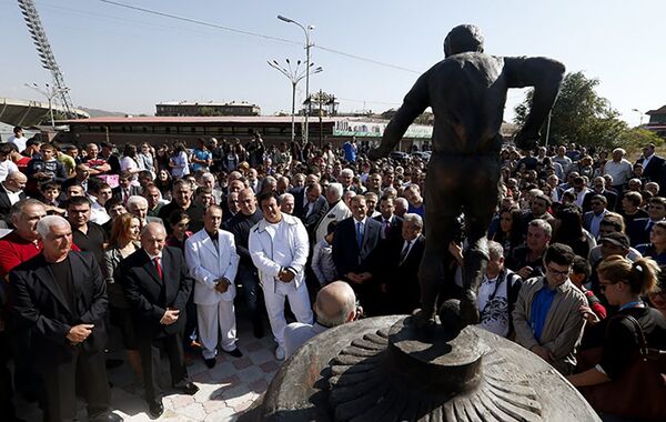 Памятник легендарной футбольной команде Арарат 73 Памятник легендарной футбольной команде Арарат 73 - Sputnik Армения
