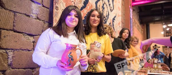 Воспитанницы общественной организации Наш дом Воспитанницы общественной организации Наш дом - Sputnik Արմենիա