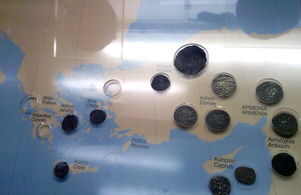 Монеты армянской Киликии во Дворце Великих магистров Ордена Госпильеров - Sputnik Армения